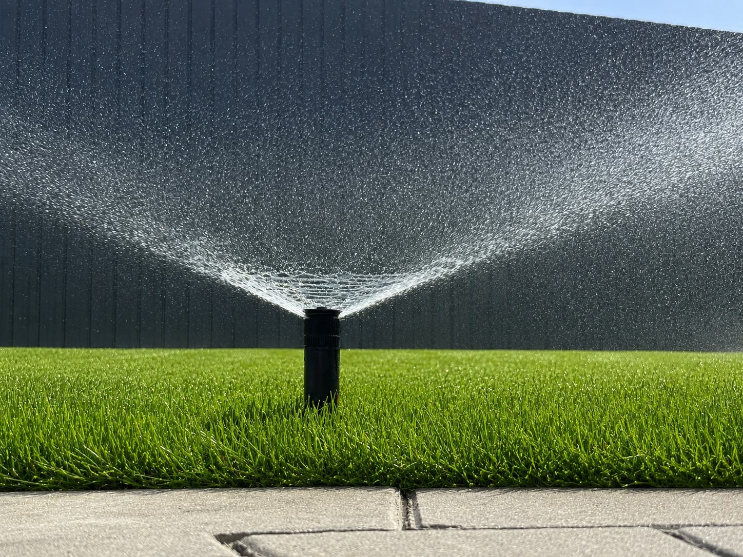 Дождеватель системы автополива крупным планом